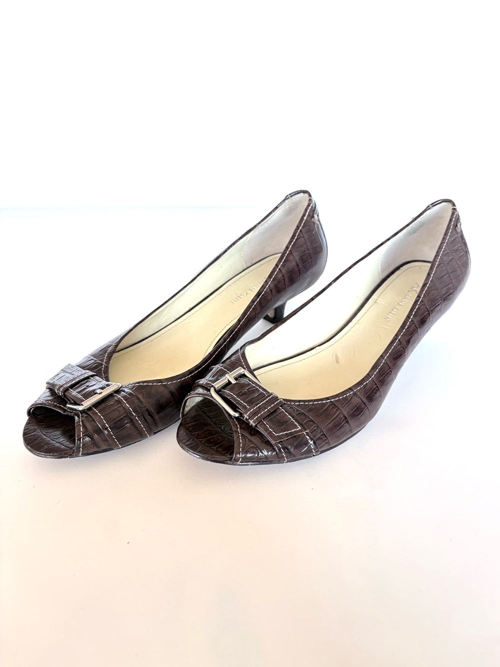 Anne Klein Brown Croc-Embossed Kitten Heel Pumps, Women’s Size 9.5